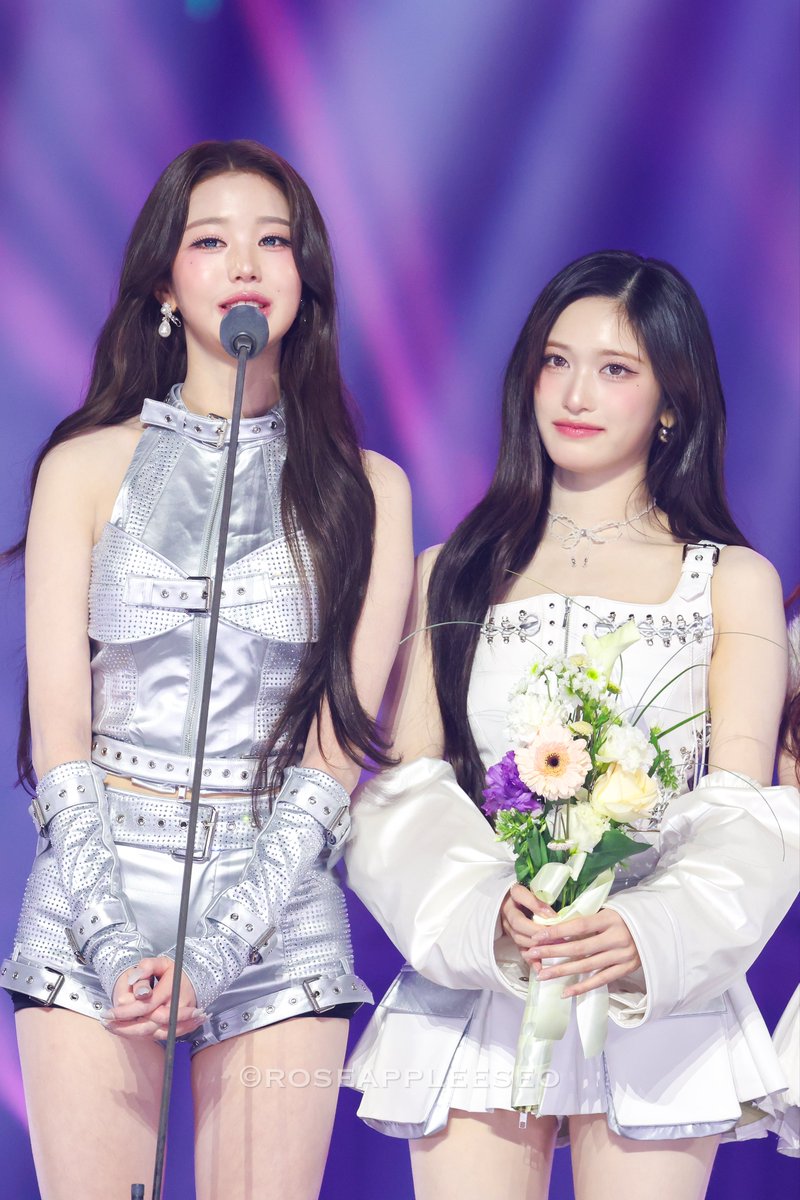 251115 아ㅏㅏ💕귀여워 😊🫳🏻🫳🏻
#IVE #아이브 #LEESEO #이서 #イソ 
<a href="/IVE_twt/">IVE</a>