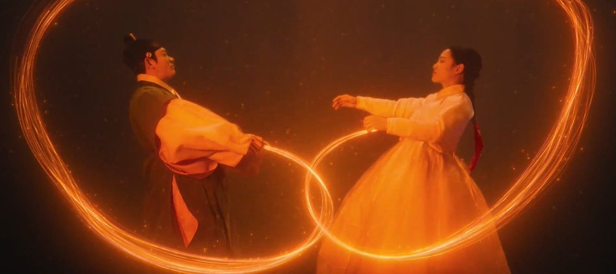 _mytotoro's tweet photo. When Lee kang held her wrist, his bloodstained hand met hers and in that touch, a spark bloomed. their blood interwined, forming a red string between them, as if fate stitched their souls together again in that breathtaking moment. it was so beautiful ❤️‍🔥

#MoonRiver #MoonRiverEp4 https://t.co/qhJxFyscdY