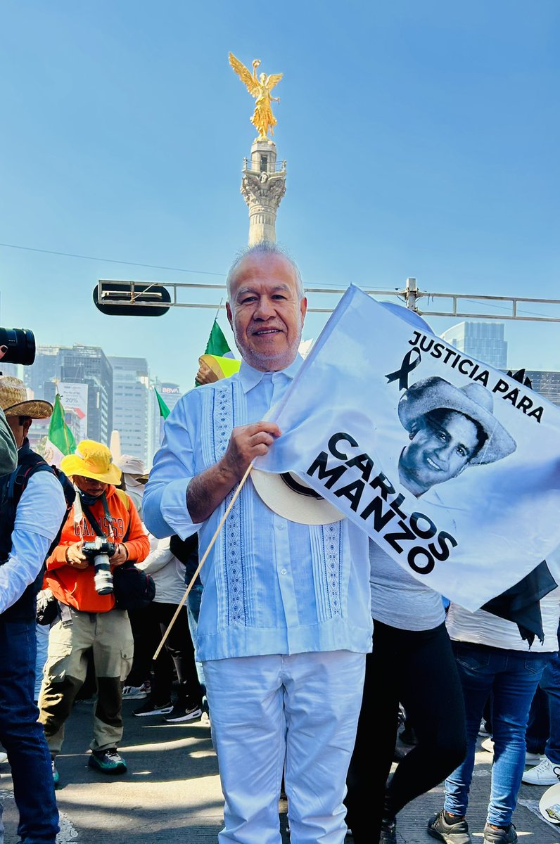 La abuela de Carlos Manzo presente en la movilización por justicia para su nieto, hoy en al CDMX. 

Le acompañamos en su dolor y exigencia !!!

#MarchaNacional #CarlosManzo