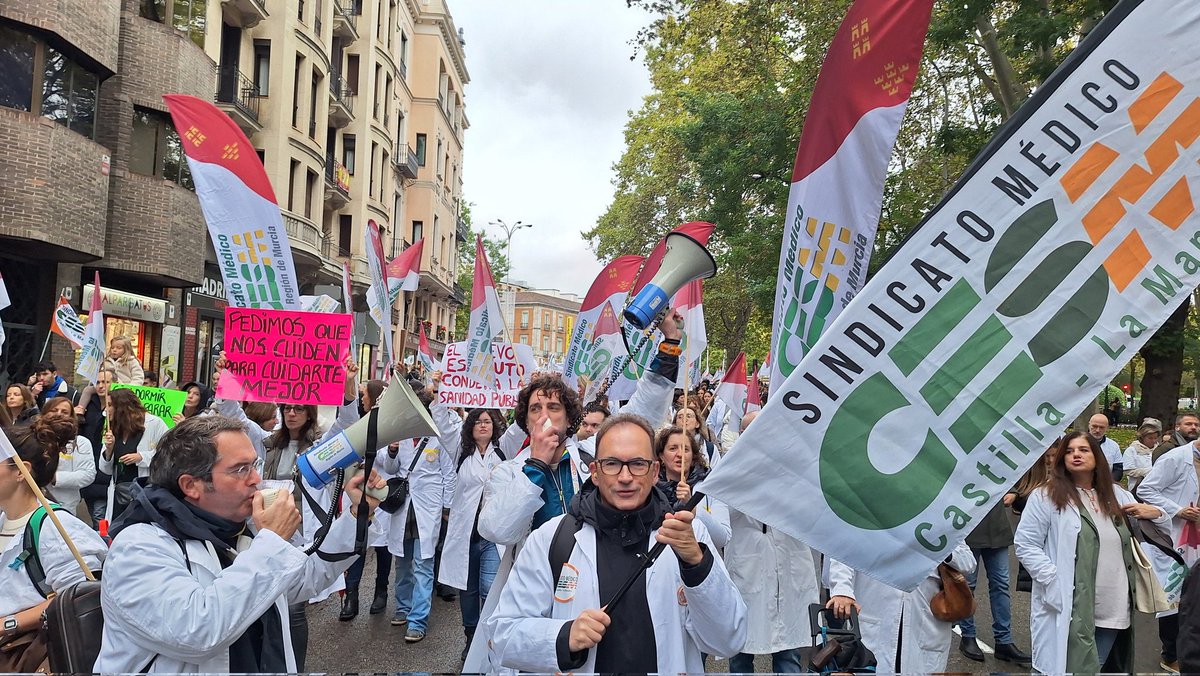 cesmclmcuenca's tweet image. 📸 Imágenes de la manifestación  15 de noviembre de 2025
#Madrid | CESM #CLM 
🥼🩺🥼
✅ ¡Por un #EstatutoPropio Ya!
🔹 Hoy,  hemos alzado la voz unidos en defensa de nuestra profesión. @cesm_sindicatos
@smandaluz #SESCAM 
💥 ¡Basta ya de excusas!
📢 #CarreraProfesionalSescamYA