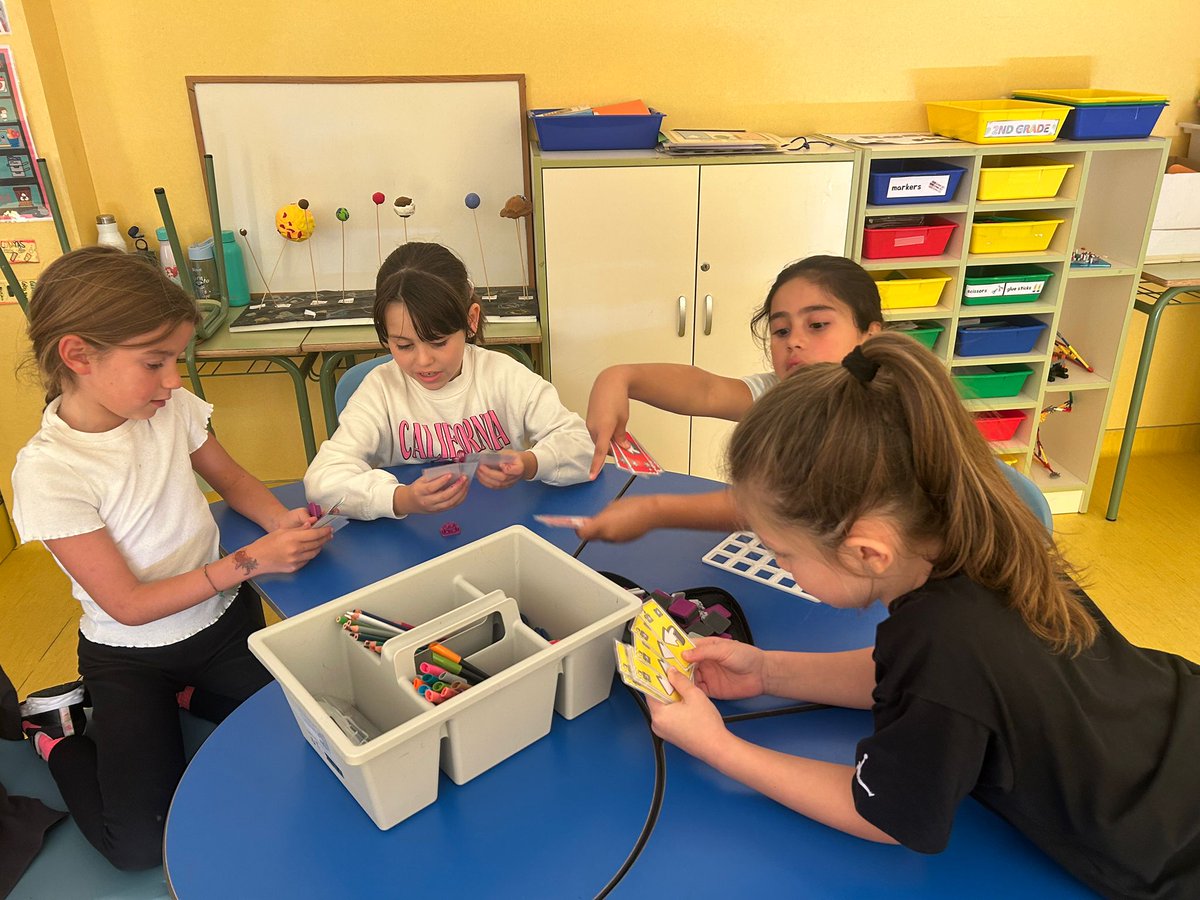 PuentesLos71497's tweet image. Más  allá de nuestra dotación tecnológica (impresoras 3D, robótica,  Cricut...), el foco de nuestro Plan Digital es la capacitación real.
La actividad ha sido guiada por la tutora junto a un formador experto del CITED, garantizando la transferencia competencial al aula. #CITED