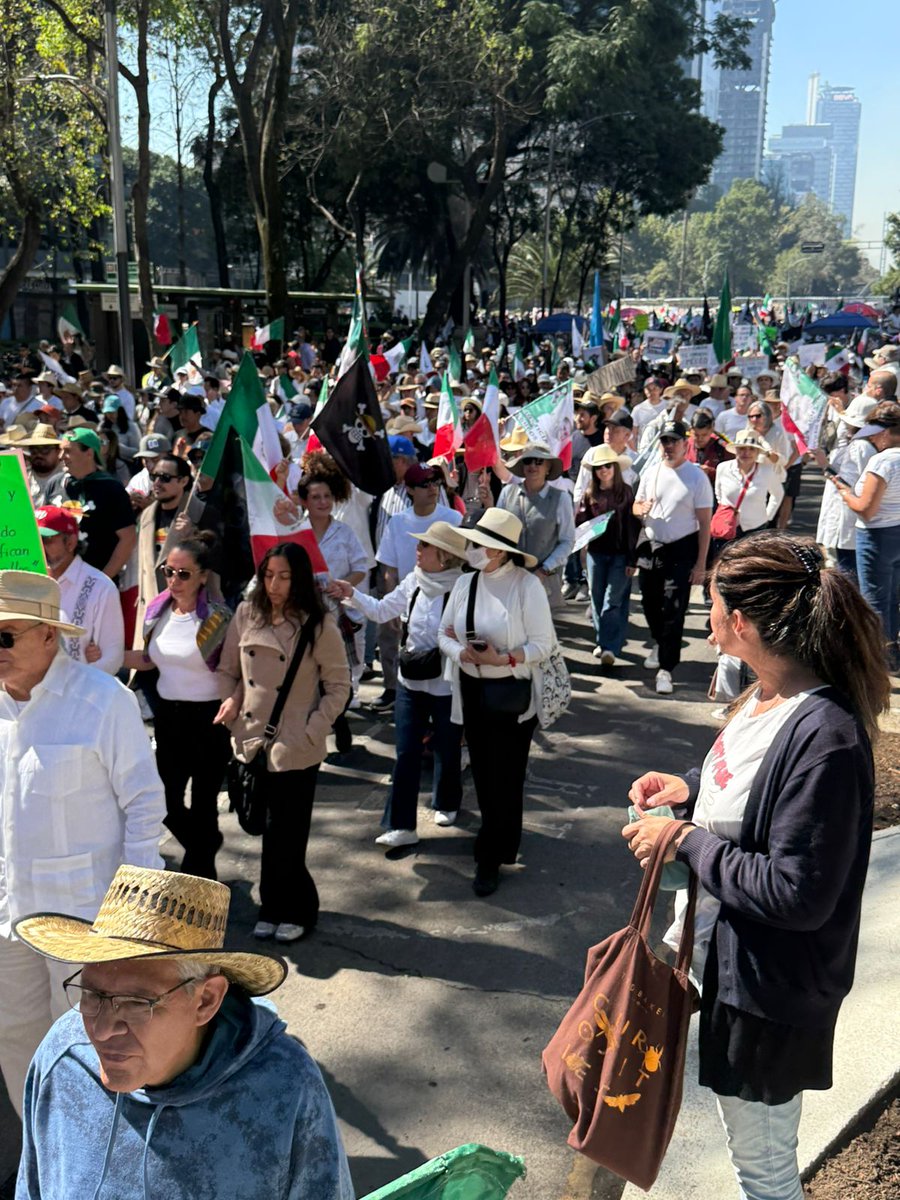 <a href="/Jardiel/">Jardiel Palomec</a> <a href="/OVIALCDMX/">OVIAL_SSCCDMX</a> “Si no hay justicia para el pueblo, no hay paz para el gobierno”: Marcha Generación Z en CDMX busca alzar la voz por la seguridad, justicia y honrar la memoria de Carlos Manzo 

elfinanciero.com.mx/cdmx/2025/11/1…
📸 El Financiero / Jardiel Palomec