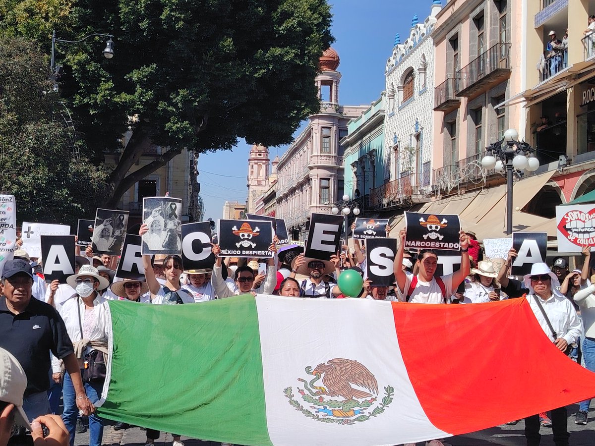 Quinceminutos's tweet photo. Al grito de México Libre y  #NarcoGobierno, cientos participan en la #MarchaNacional de la #GeneraciónZ en #Puebla https://t.co/17rOiY0MvJ