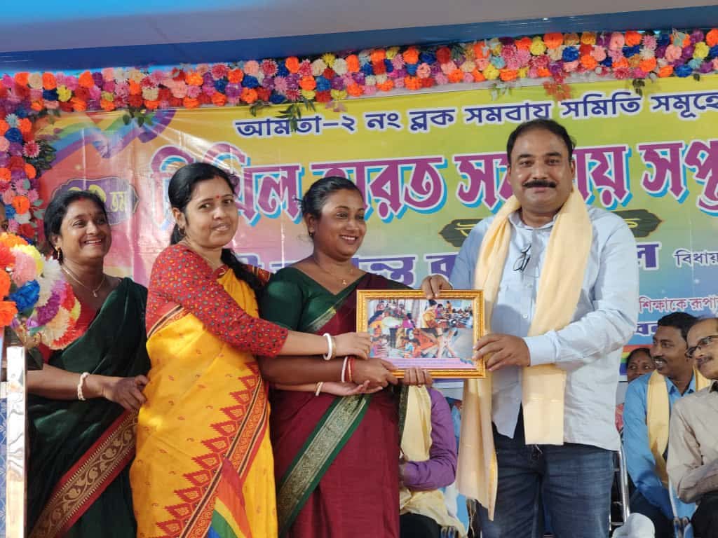 SukantaPaulAITC's tweet image. আমতা-২ ব্লক সমবায় সমূহের উদ্যোগে ৭২তম নিখিল ভারত সমবায় সপ্তাহ উপলক্ষে আয়োজিত অনুষ্ঠানে উপস্থিত হয়ে সকলের সঙ্গে শুভেচ্ছা বিনিময় করলাম এবং দফতরের বিচারে ভালো কাজের নিরিখে সম্মানিত করা হল ৫টি সমবায় সমিতির কর্মকর্তাদের ।