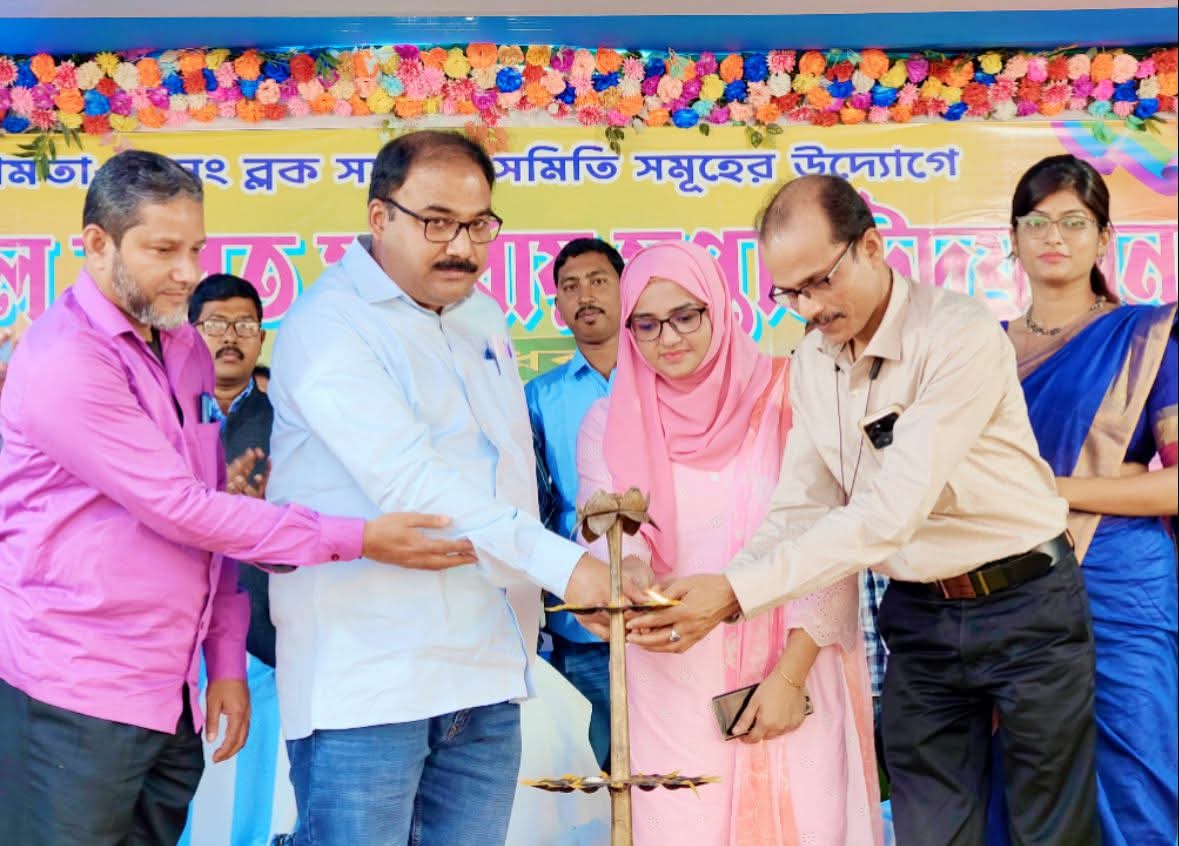 SukantaPaulAITC's tweet image. আমতা-২ ব্লক সমবায় সমূহের উদ্যোগে ৭২তম নিখিল ভারত সমবায় সপ্তাহ উপলক্ষে আয়োজিত অনুষ্ঠানে উপস্থিত হয়ে সকলের সঙ্গে শুভেচ্ছা বিনিময় করলাম এবং দফতরের বিচারে ভালো কাজের নিরিখে সম্মানিত করা হল ৫টি সমবায় সমিতির কর্মকর্তাদের ।