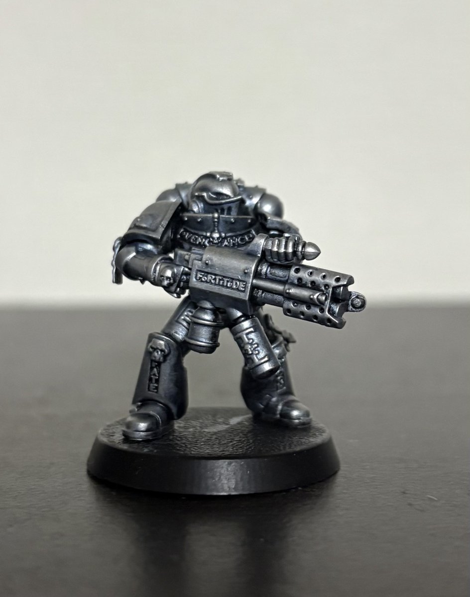 rudy_tablegame's tweet image. グレイナイトのカラーレシピ、少し変えてみた。

グレイナイトスティール（ベタ塗り）
→ドラッケンホフナイト
→アイアンブレイカー（ドライブラシ）
→ストームホストシルバー（かなり薄めにドライブラシ）

アーミー特有の青みを残しつつ、光沢も絶妙。アイアンブレイカーがいい味出してるね。