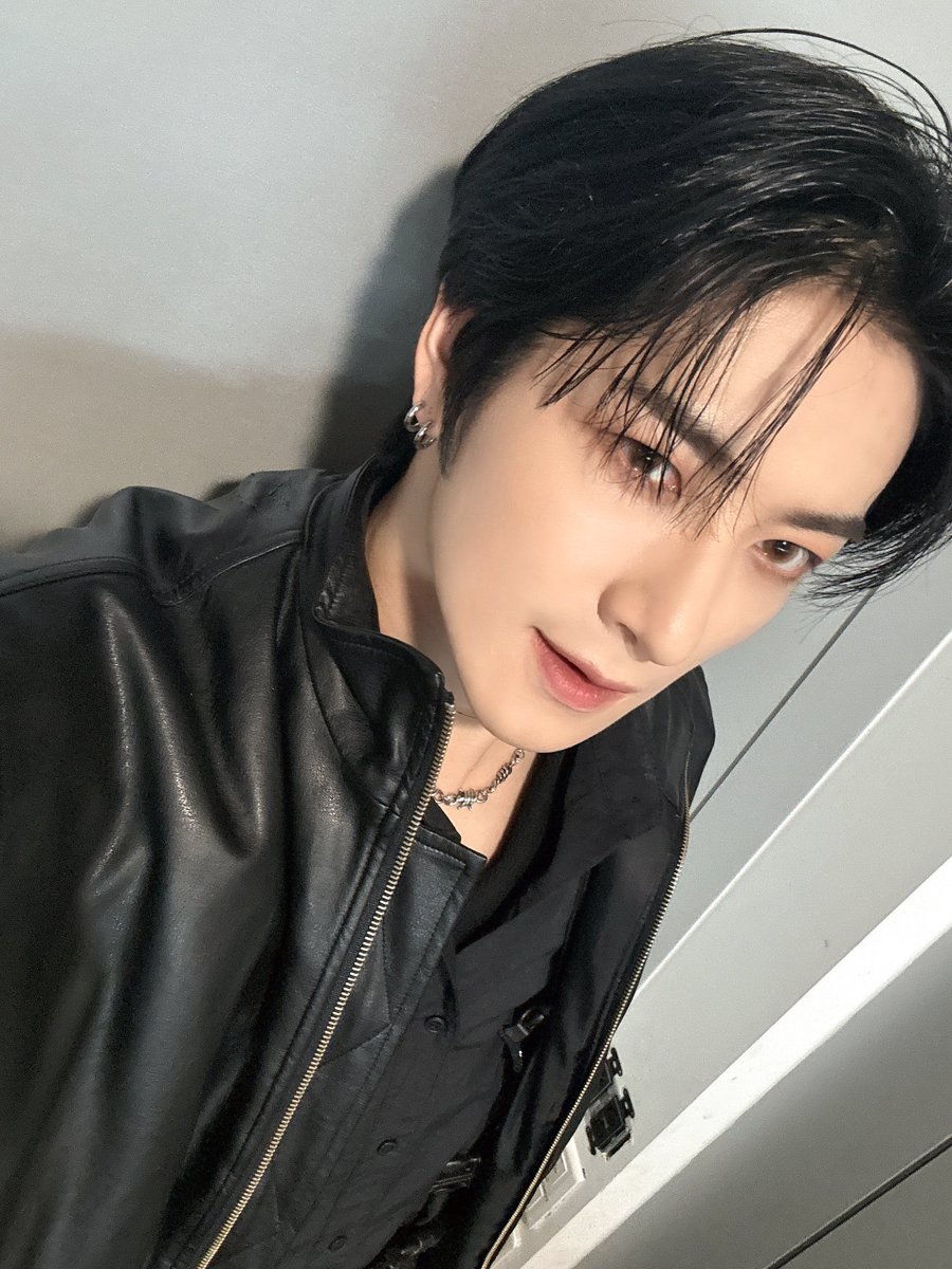 TRENDZ_OFFCL's tweet photo. [#윤우] 프랑스 에너지 너무 좋았엉🐺🔥💪🏻🖤

#FROM_TRENDZ #TO_FRIENDZ #TRENDZ #트렌드지 https://t.co/Xx7WS1zYYX