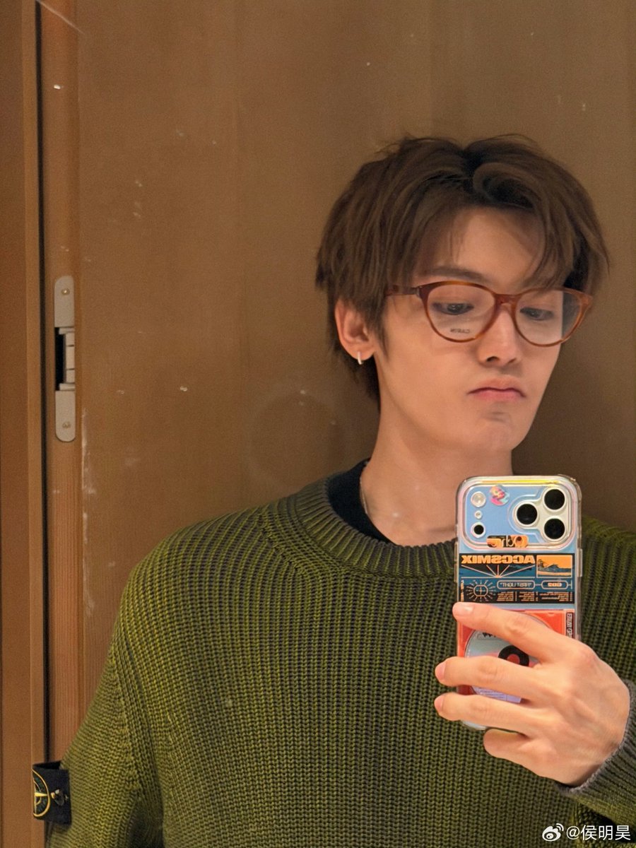 251116 #HouMinghao weibo update 

“See you in the evening.”

#侯明昊 • #후명호