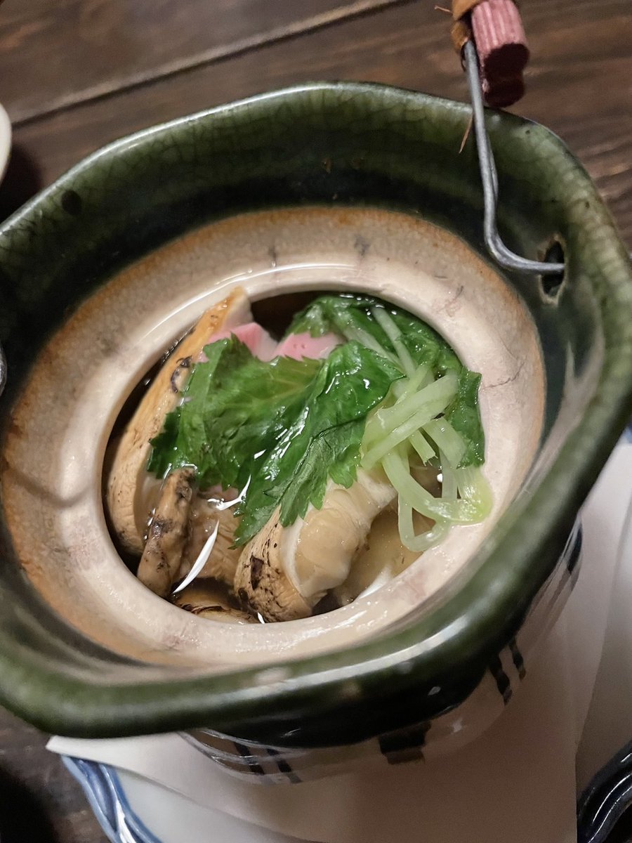 do_miki_npm's tweet image. 🀄芸術の秋🀄
和紙アート展行ってきました！
akariart.jp/about/
インナーの透け感まで凄い笑
これぞ芸術👩‍❤️‍👩

はじめて松茸の土瓶蒸しを食べたんですがめっっっちゃうまい🍄
日本酒に合いすぎる🍶

アワビの天婦羅とバター焼も食べて最高でした😍

これじゃ芸術の秋じゃなくて食欲の秋😢笑