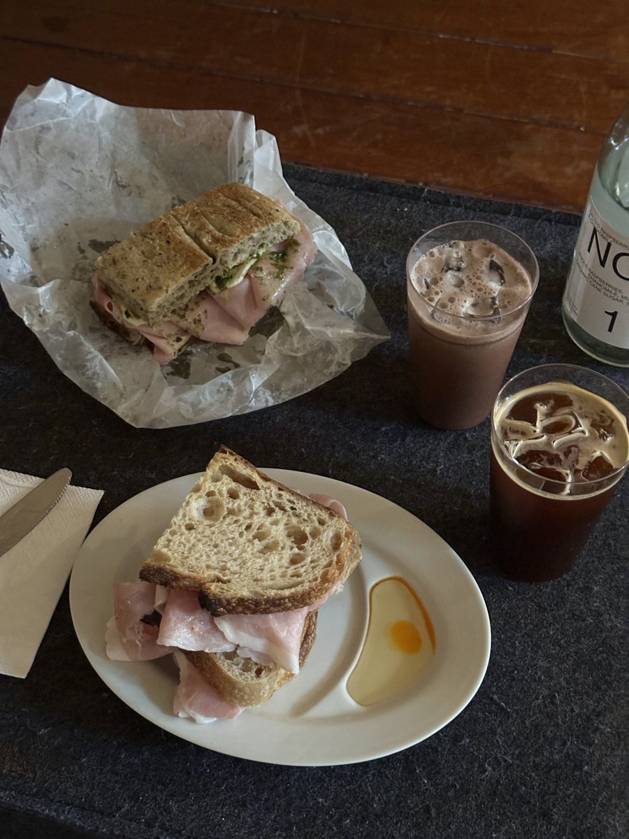 eterjdlc's tweet image. 천천히 먹고, 천천히 마시고, 천천히 쉬는 오후.