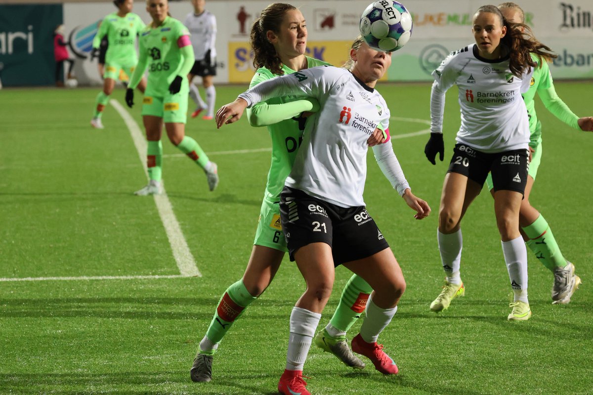 HonefossBK's tweet image. honefossbk.no/a-lag-kvinner/…
Hønefoss BK avsluttet i dag sin aller første sesong i Toppserien med hjemmekamp mot LSK Kvinner. Det endte med 1–3 tap på Aka Arena, men kampen ble likevel en kveld fylt av store øyeblikk, historiske debuter og et varmt farvel med hovedtrener Martin