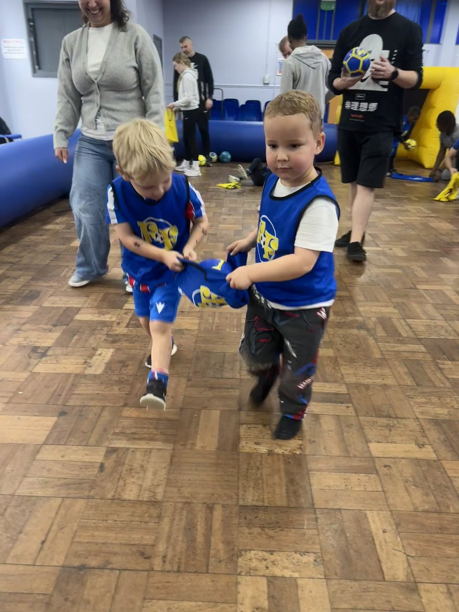 🥰 FRIENDSHIP has been our Word Of The Week and even though we don’t explicitly talk about it at our Tots sessions, we have been playing “Working Together” this week!

Our classes were full of kids working with their friends from nursery, FFF pals and playing with their siblings!
