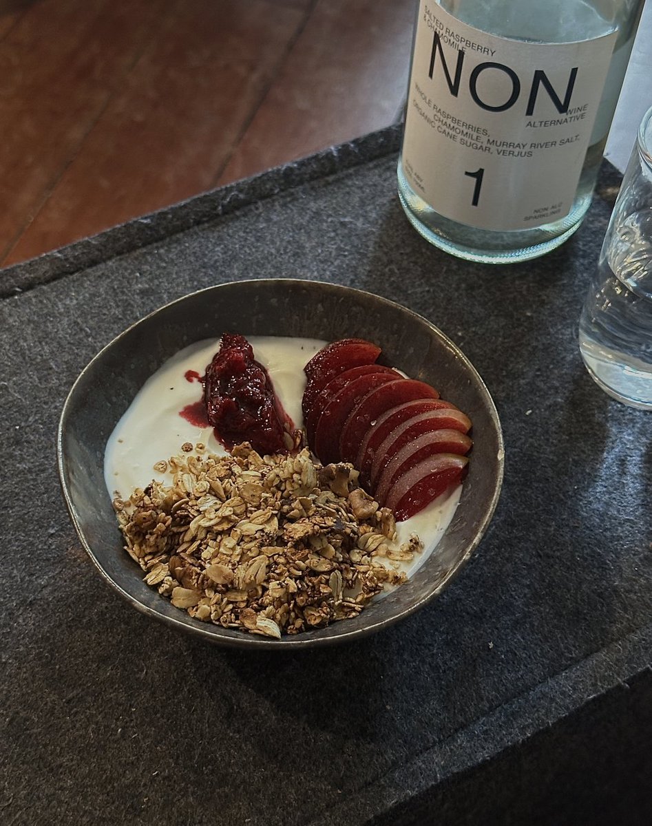 eterjdlc's tweet image. 천천히 먹고, 천천히 마시고, 천천히 쉬는 오후.