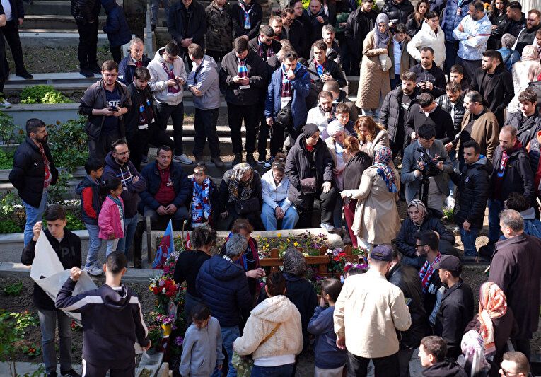 Bir çocuğun mezarına bu kadar çok insan gidiyorsa, bu ülkede bir şeyler çoktan yanlış gitmiş demektir. #TekDavamızAhmet