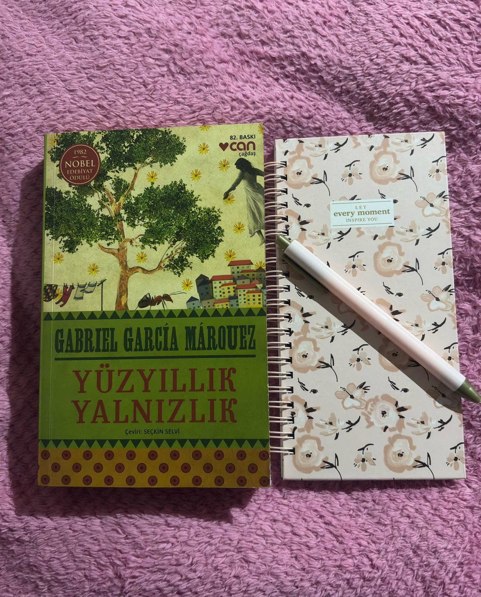 Bu kafayla bu psikolojiyle belki hata yapıyorum ama işte o romana ben de başlıyorum. Ufaktan bir giriş yapayım. Tabii ki not defterimle beraber.😌🩷

#iyigeceler #cumartesi #kitap #edebiyat #kitapseverlertakiplesiyor