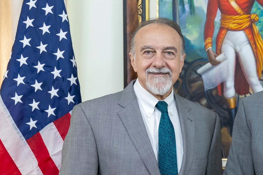 Le chargé d'affaires de l'ambassade des États-Unis en Haïti <a href="/USEmbassyHaiti/">U.S. Embassy Haiti</a>, Henry Wooster, a salué, ce samedi 15 novembre 2025, la transmission par le Conseil électoral provisoire (CEP) au gouvernement du projet de décret électoral. Washington appelle désormais à la publication
