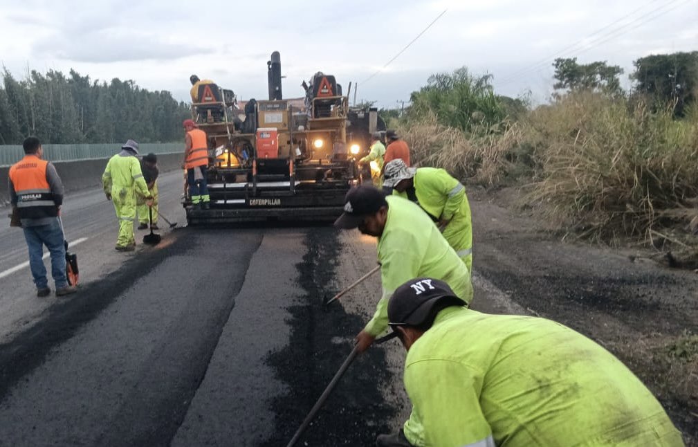 #QueNoSeTePase 

🚧 Continuamos trabajando para mejorar la movilidad en la región.

🛠️ Avanzamos con trabajos de bacheo aislado para garantizar un tránsito más seguro.

🛣️ Carretera Paso del Toro – Acayucan, en el Tramo Libramiento Veracruz, atendida para mejorar sus condiciones.