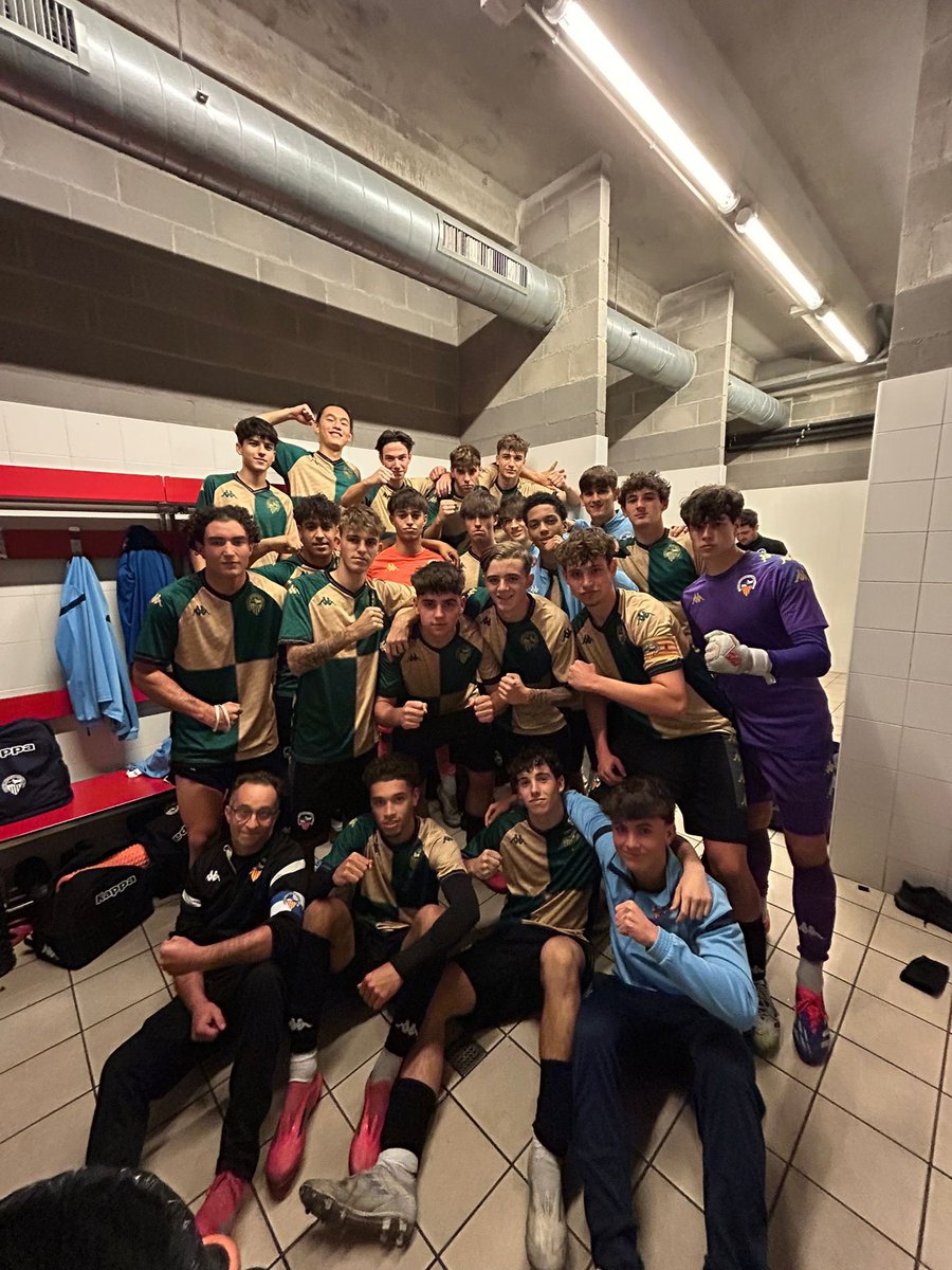 FutBaseCES's tweet image. 🔥 El 𝗝𝗨𝗩𝗘𝗡𝗜𝗟 𝗕 també suma els tres punts amb una victòria 𝒇𝒂𝒏𝒕𝒂̀𝒕𝒊𝒄𝒂 contra el Badalona!

📊 Els arlequinats continuen a la zona alta de la classificació amb un gran triomf

👏🏻 Enhorabona, nois!

#FutBaseCES