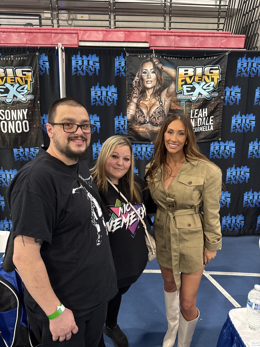 MelRapoza's tweet photo. Today I finally got to meet @CarmellaWWE I’ve been such a fan of her from the beginning but through her own journey she helped me through mine so I’m was thankful to meet her today. Today was a great day https://t.co/4rMUKS9ypq