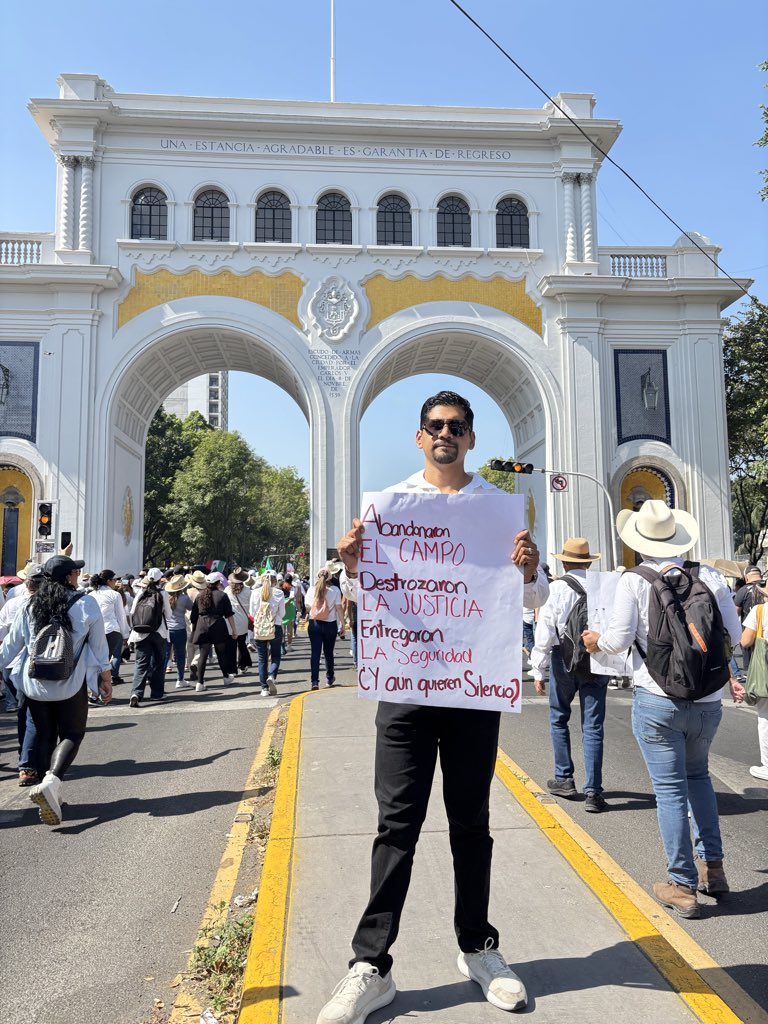 ferchoyeah's tweet photo. Abandonan el campo
Destruyeron la justicia
Entregaron la seguridad 
¿Y aún quieren silencio?
#MarchaNacional https://t.co/MreFgm1RQp