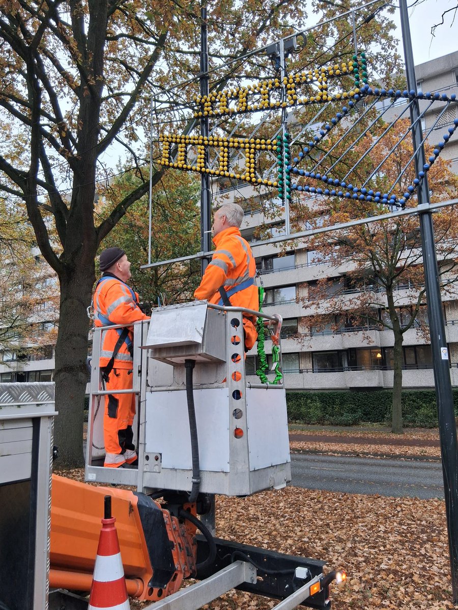 💡Ook vandaag gaat het werk door met het demonteren, door deze twee technisch onderlegde heren <a href="/Lichtjesroute/">Lichtjesroute</a>  #Eindhoven #editie2025 #sintisweerinhetland 💡