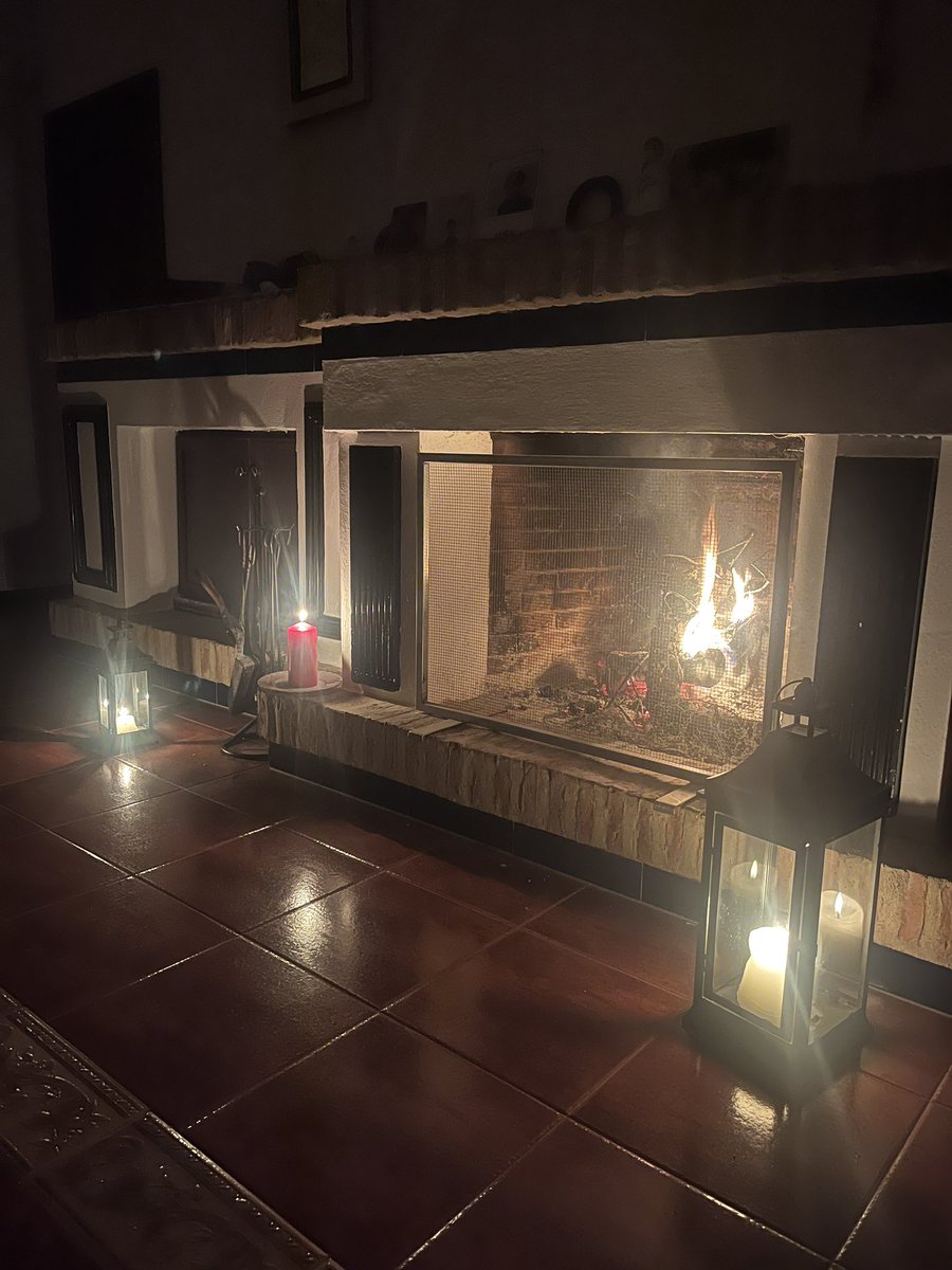 mserranohidalgo's tweet image. Se ha ido la luz. 

Siempre quedará la chimenea y buena compañía.