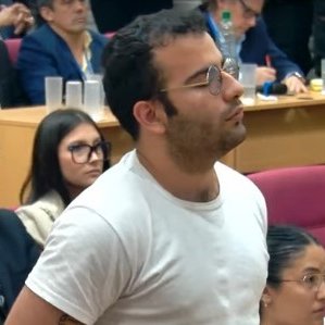 clarincom's tweet photo. CASO CECILIA: CADENA PERPETUA PARA CÉSAR SENA Y SUS PADRES

El jurado declaró a César Sena culpable de homicidio doblemente agravado por vínculo y violencia de género, y a Emerenciano Sena y Marcela Acuña como partícipes primarios.

Los tres recibirán prisión perpetua tras el veredicto unánime del jurado popular.

(+) en Clarín: https://t.co/UZLeKrv0Si

Foto: César Sena al escuchar la condena.