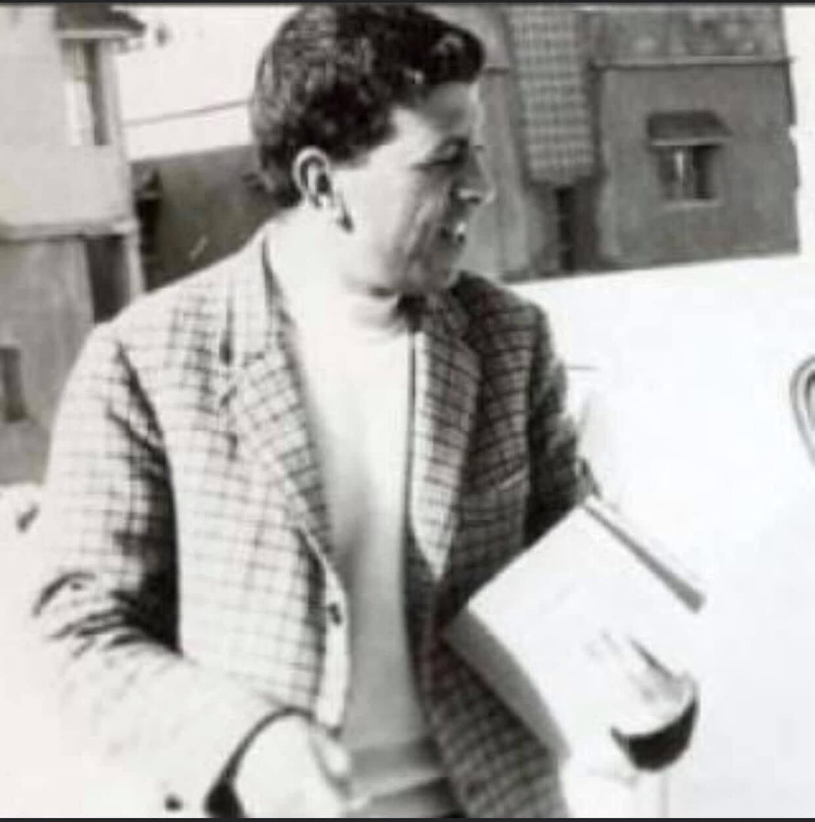 تيسير ، الدمعة العالقة في الذاكرة الوطنية والقومية والادبية
ما زال حاضر (فكراً ونهجاً وحرفاً)  في داخل انسان "حوض الموت" و احزان الصحراء
ما زال يزرع لنا صبارة الفكر ويسقيها من غيابه!

بوركت يا تيسير  في أعالي الأمكنة ،حيث أن الله قريب ويقرأ عميق الروح ويلامس وجع الحالمين المتعبين