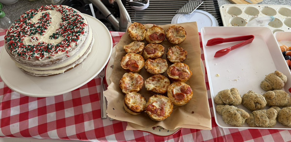 Texas_Hoosiers's tweet image. The sole chef for my daughter’s 2nd birthday pizza party. Pizza, lemon poppyseed cake with lemon buttercream frosting, cheese &amp;amp; pepperoni pizza cups, and garlic knots. #GoIU #pizzapics