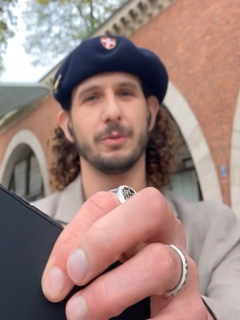 SebastianS54098's tweet image. Aussi difforme de face que de profil c’est quoi ces oreilles bordel ? Et la peau rongée sur le tarin c’est à force de se prendre des faciales de sperme trop acide ? Et la coupe caniche royale 🤣 Oh putain les barres de rire ! #cassos