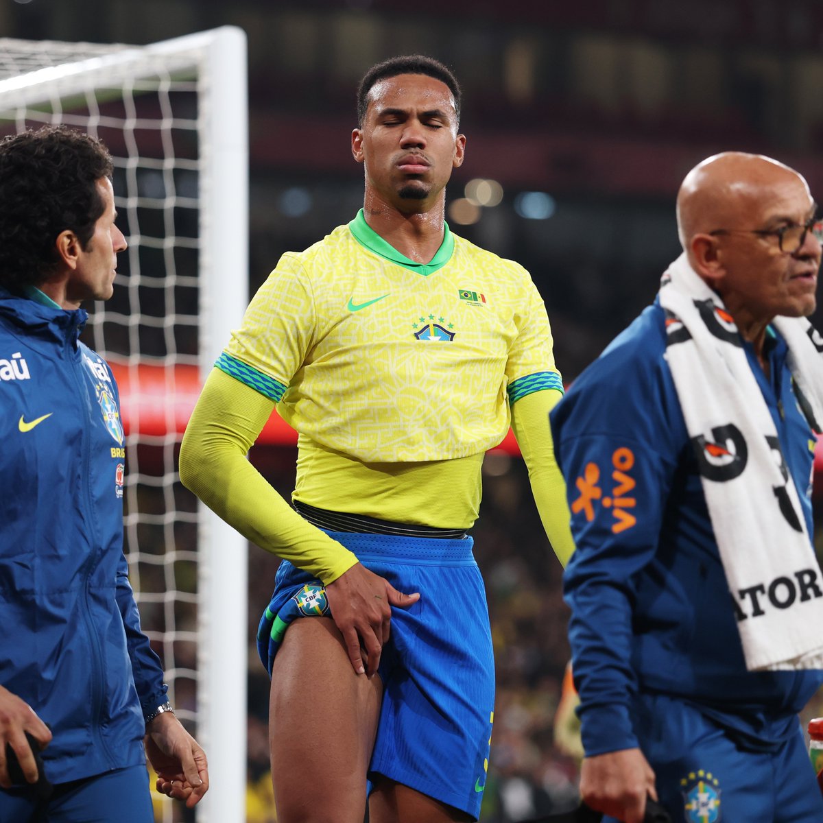 SkySportsPL's tweet image. Arsenal defender Gabriel was forced off with a muscular injury in Brazil's match against Senegal at the Emirates Stadium 🚨