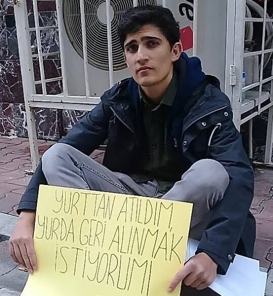 nurdoganjourno's tweet image. Onlarca suç kaydı olanlar özgürce sokakta dolaşıp, yeni suçlar işlemeye devam ederken, BARINMA HAKKI için öğrenci yurdunun önünde oturma eylem yapan Burak Başer’e 10 yıl 6 ay ceza verildi.

Türkiye’de buna adalet deniliyor.