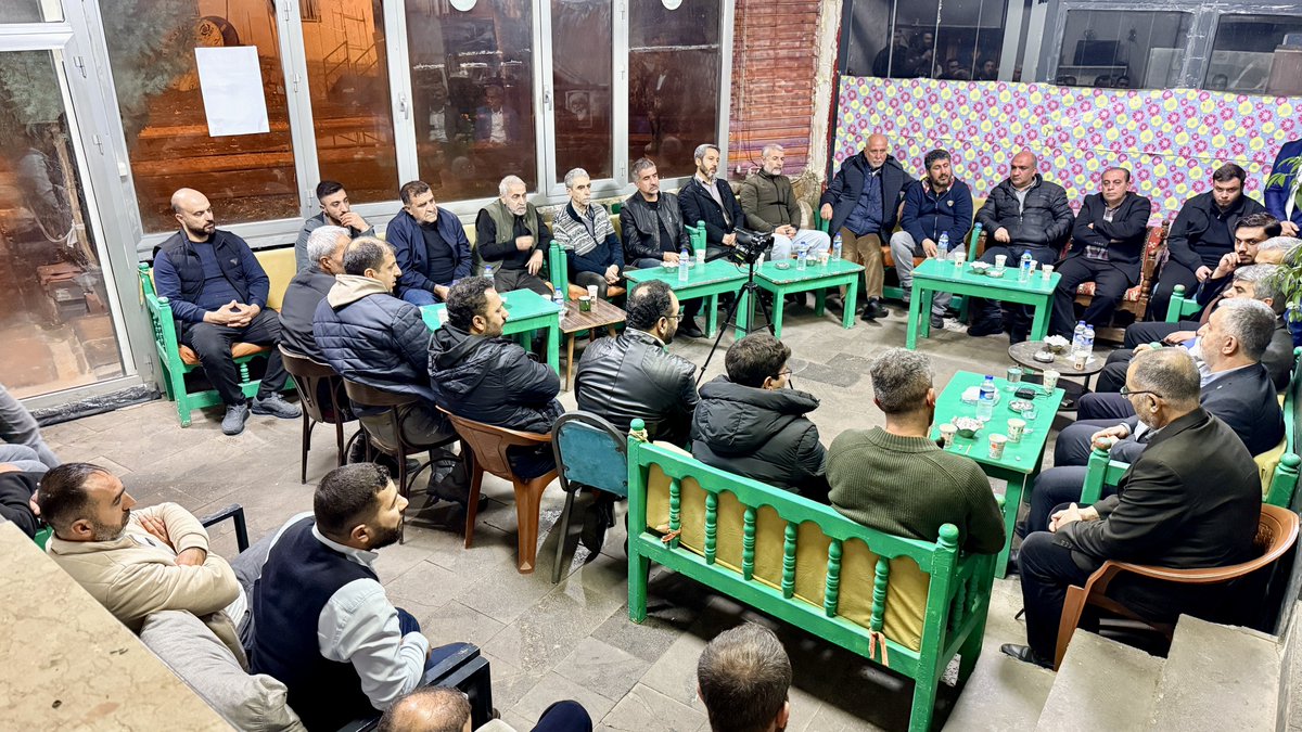 HudaPar21's tweet photo. “Bu milletin mayasında İslam vardır; bu milletin genetik kodlarında Şeyh Said vardır. Hiç kimse bunu koparıp atamaz.”

📍 Bağlar Gülan Parkı Halk Buluşması

Diyarbakır’daki üç günlük temaslarının son durağı olan Bağlar Gülan Parkı çay ocağında vatandaşlarla bir araya gelen Milletvekilimiz Faruk Dinç, burada kamuoyunun gündeminde yer alan birçok konuya ilişkin soruları yanıtladı.

Milletvekilimiz Dinç, buluşmada iç ve dış gündeme dair kapsamlı değerlendirmelerde bulundu. Başta Gazze ve Sudan’daki katliamlar, Şehid Şeyh Said Efendi’ye yönelik hakaretler, 5816 sayılı kanun, son dönemde artış gösteren namaz ve çarşaf/tesettür karşıtlığı, süresiz nafakanın neden olduğu mağduriyetler ile TOKİ’nin “İlk Evim Arsa” projesinin hâlen teslim edilmemesi sebebiyle oluşan sorunlar gibi konularda vatandaşlardan gelen soruları cevapladı.

Programa Milletvekilimiz Dinç’e; İl Başkanımız Zeynul Abidin Gülsever, Bağlar İlçe Başkanımız Orhan Zeren ve beraberlerindeki heyet eşlik etti.