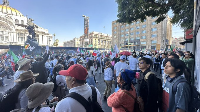 FatimaAlanismx's tweet photo. Para que sigan diciendo que son unos cuantos los de la #MarchaNacional de la #GeneracionZ https://t.co/pmpXeXvdo1