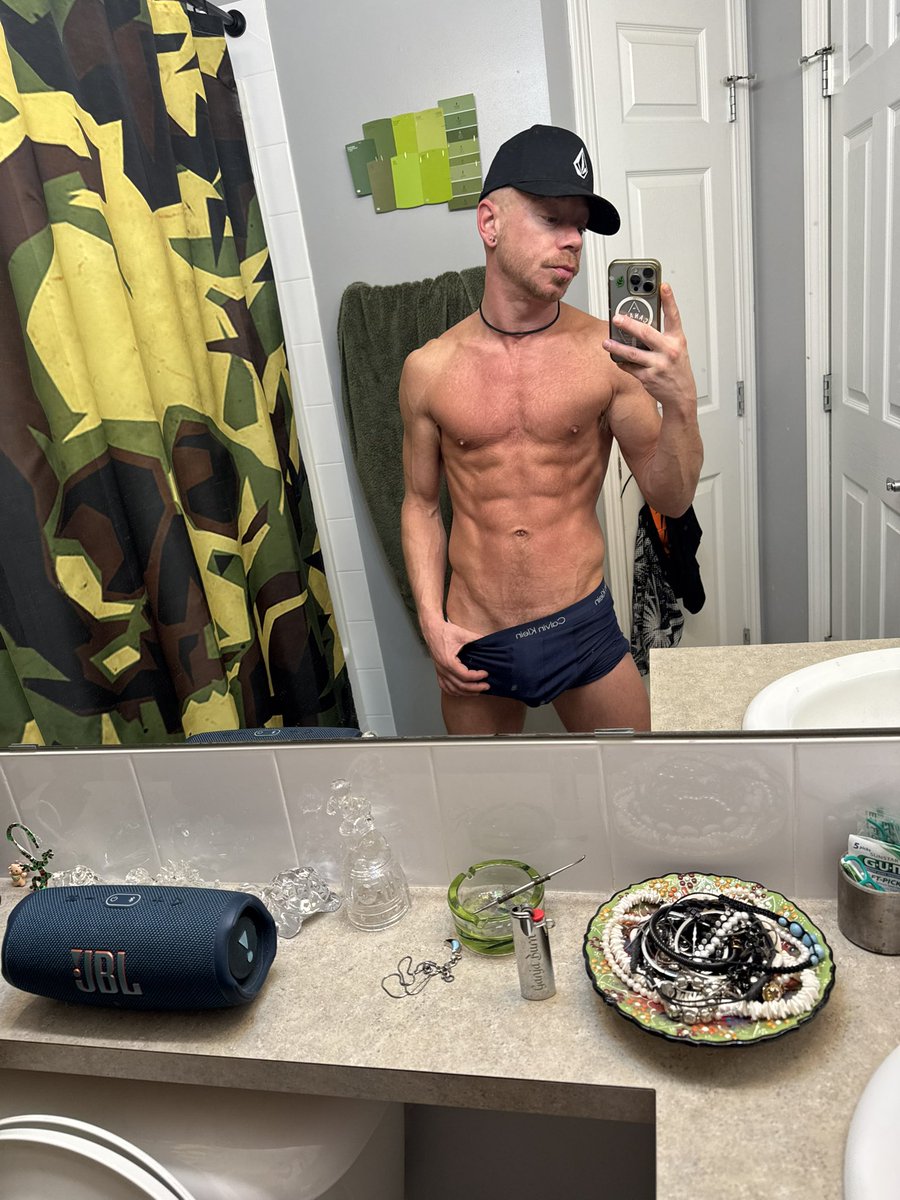 TheeToplessCanadian (@theetopless) on Twitter photo 