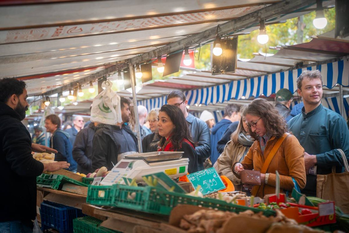 chikirouparis's tweet image. Nous étions ce matin au marché Villette avec Marion Beauvalet (candidate pour le 10e arrondissement) et Roland Timsit (candidat pour le 19e arrondissement) 

De beaux échanges et un accueil très positif qui fait chaud au cœur ! 

Le Nouveau Paris Populaire arrive !
