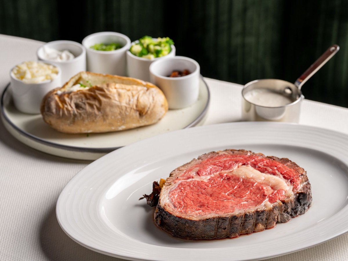 .<a href="/AlManciniVegas/">Al Mancini</a> gets you ready for #Thsnksgiving on the Las Vegas Strip with this feast at High Steakd at the <a href="/RioVegas/">Rio Hotel & Casino Las Vegas</a> 🥩 Listen LIVE to all the #FoodFun all over Vegas on <a href="/AngelsRadioKLAA/">Angels Radio AM830</a> 🦃 player.streamguys.com/klaa/sgplayer/…