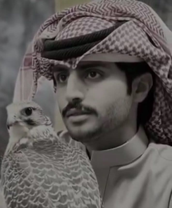 نجل العيون اللي تردّ المكاتيب
نادت على ريح القصايد وهبّت

قالت ورا خضر الحنايا مجاديب؟
قلت أستحت لاتمطرين وتخبّت

عامين أطفّي من رجاي المشاهيب 
وأنتي نفختي في حطبها وشبّت 

لو ماكبرت معك الهلا والتراحيب
يكفيني أْنها وسط صوتك ، تربّت ! ... 🕊️