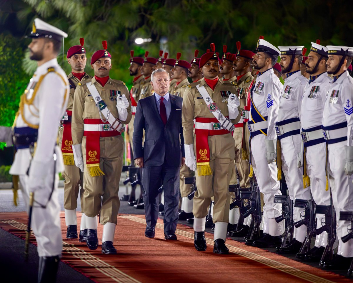 RHCJO's tweet image. جلالة الملك عبدالله الثاني يلتقي رئيس الوزراء الباكستاني محمد شهباز شريف، في إسلام آباد، ويؤكد أهمية توسيع التعاون بين البلدين بما يخدم مصالحهما المشتركة وقضايا الأمة الإسلامية 
#الأردن #باكستان 

تفاصيل:
rhc.jo/g/74501