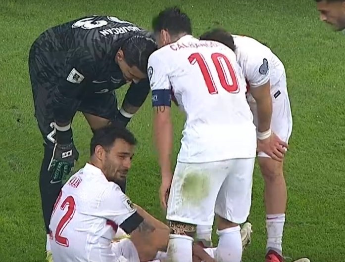 Kaan Ayhan sakatlandı. Durumuna bakılırsa sakatlığı ciddi gibi 😔