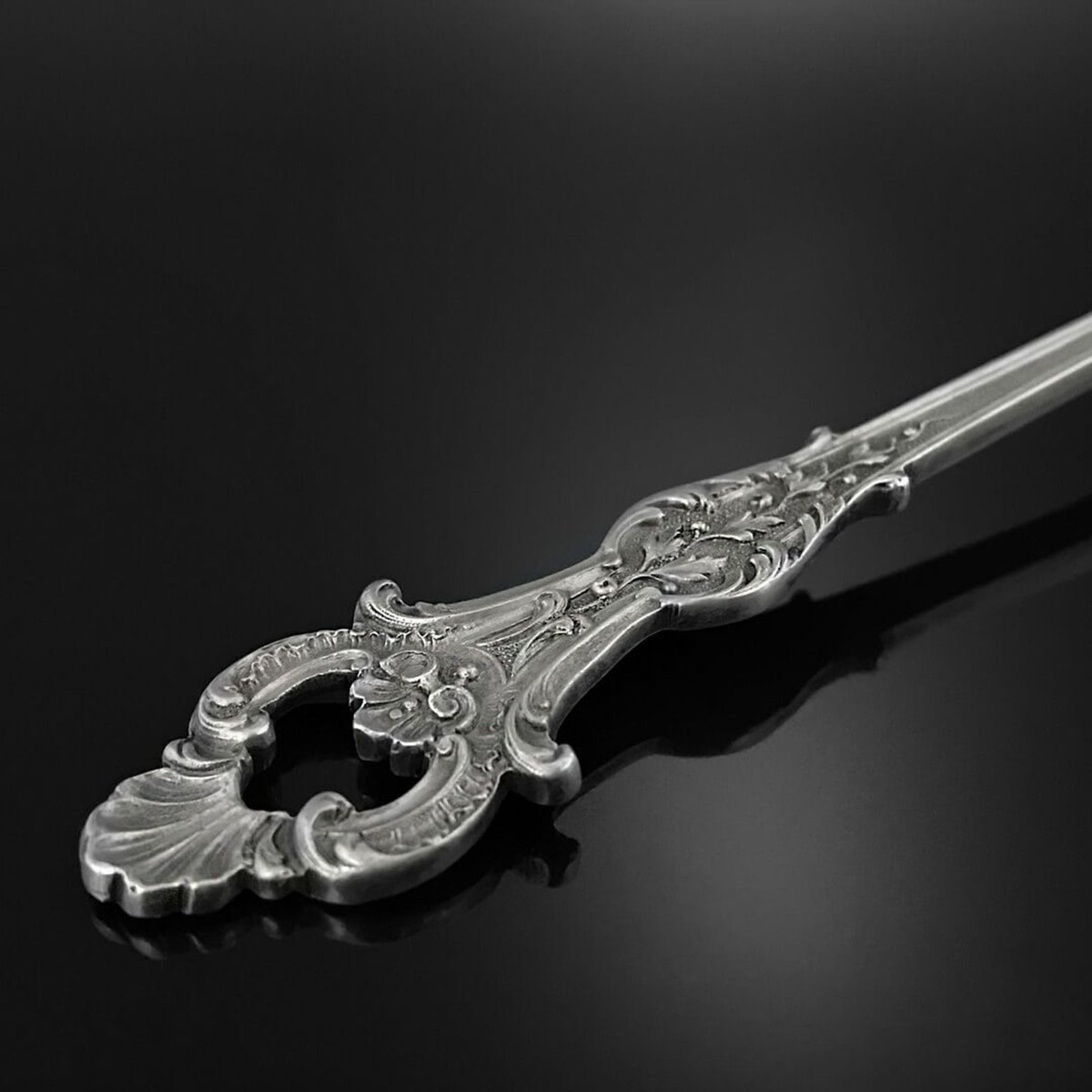 PapaJ_antique's tweet image. French Sterling Silver Salad Fork (925). Pierced two-tine head with hand-engraved scrolls &amp;amp; shell cartouche; ornate Rococo handle. Compact 5.12"/130 mm, ~17.5 g—perfect for salads, antipasti, dessert. DM for link.
#FrenchSterling #SterlingSilver #VintageSilver #Rococo #Tableware