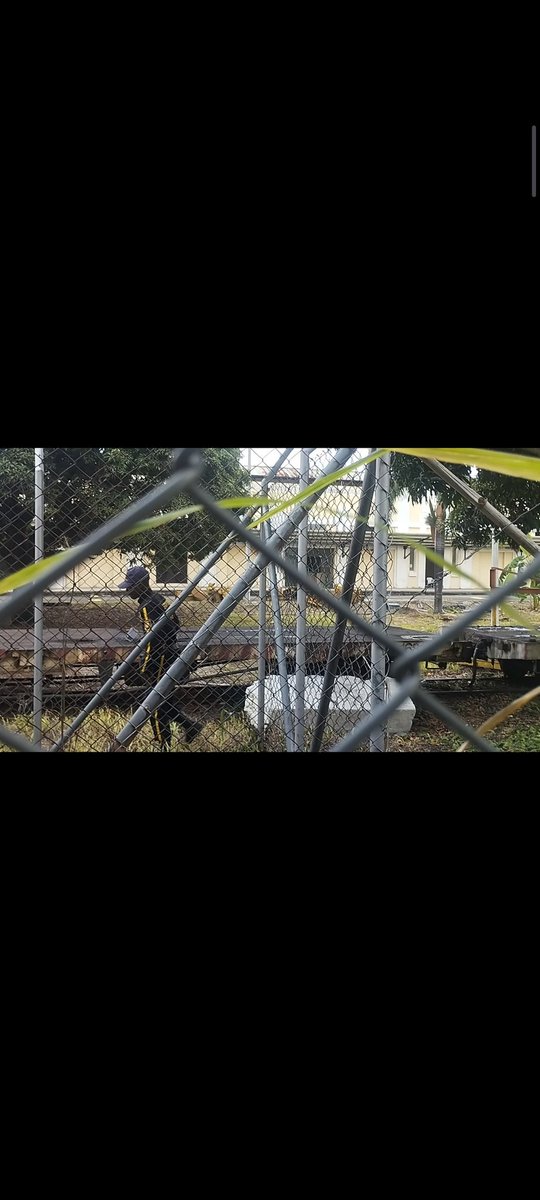 Presidente <a href="/petrogustavo/">Gustavo Petro</a> estábamos apoyando una acción ciudadana junto a la antigua estación del tren (Bien de Interés Cultural/POTCali) y fuimos intimidados🔫y atacados a piedra sin mediar palabra x el personal de <a href="/ANI_Colombia/">Agencia Nacional de Infraestructura</a> <a href="/ostoyar/">Oscar Torres Yarzagaray</a>
Según ellos NO se puede tomar fotos al BIC