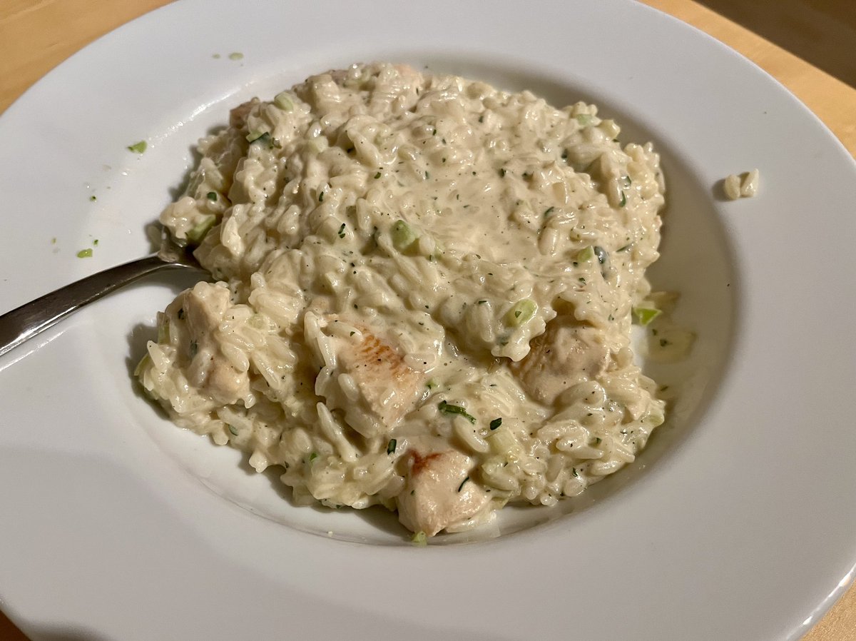 Hähnchen und Brokkoli in Kräuter-Sahne-Sauce mit Reis. Mahlzeit.