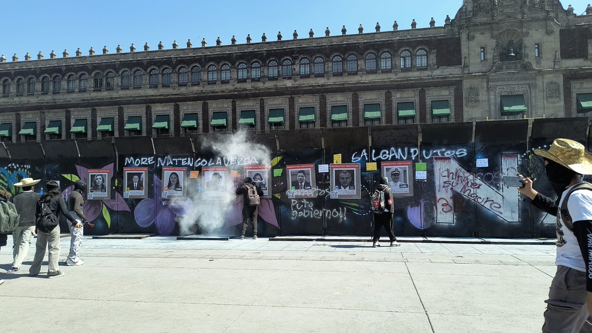 VeroTeigeiro's tweet photo. Gran postal de lo que es México: policías detrás de la barda disparándole extintores a la gente mientras la barda está adornada con las caras de narcopolíticos de TODOS los partidos, la mayoría de los cuales están libres y a gusto, disfrutando de los frutos de sus pactos. https://t.co/BQ1co3QzSt