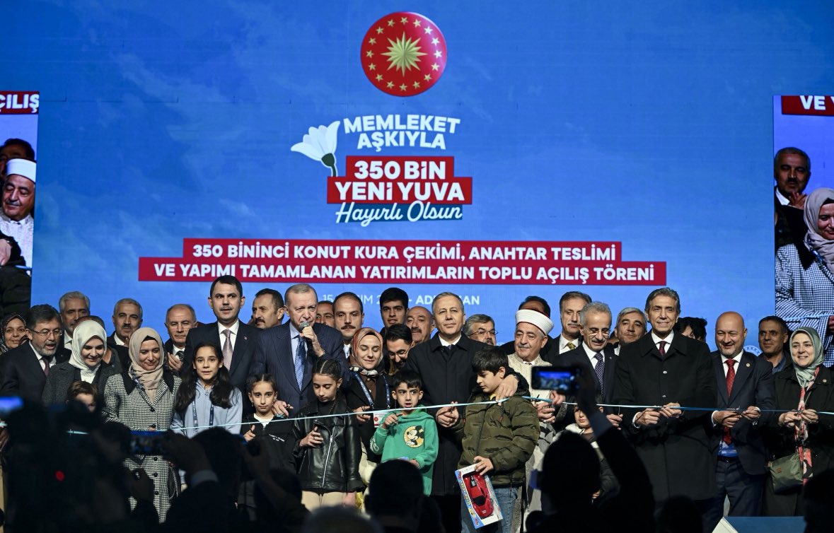 Cumhurbaşkanımız  <a href="/RTErdogan/">Recep Tayyip Erdoğan</a> Adıyaman’da 350.000’inci konutun anahtar  teslimi  ve kura çekimini gerçekleştirdi. 

11 ilde,
174 ayrı alanda,
3.481 şantiyede,
200 bin mimar, mühendis ve işçiyle;

Saatte 23,
günde 550 konut üretiyoruz.

350 bininci konutumuzu teslim ediyoruz.
Bugün