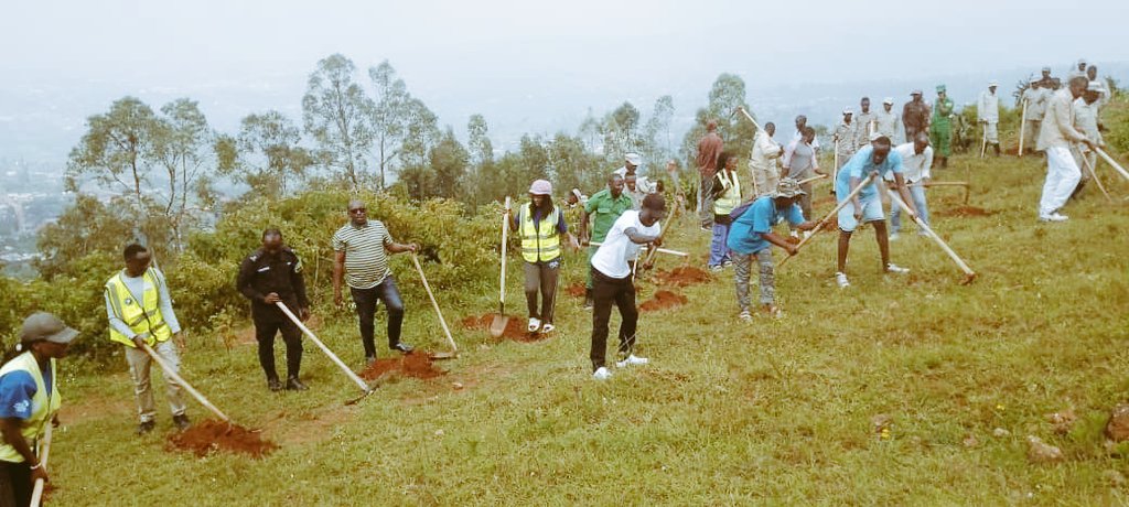 NderaV's tweet photo. Uyumunsi tariki 15/11/2025 Urubyiruko rw'abakorera bushake Rufatanyeje nizindi nzego z'urubyuruko ninzego z'Umutekano bakore mu murenge wa Ndera habaye umuganda wo gucukura imyobo 4000 izaterwamo ibiti mu rwego rwo gukomeza kubungabunga ibidukikije. @CityofKigali @RYVCP_Gasabo https://t.co/H4XyeRKgNh