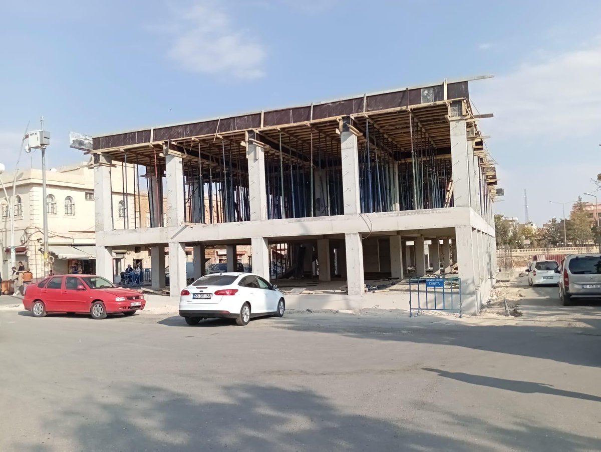 Estel Kent Meydanı Projesi kim tarafından neden değiştirildi? Arsa sahiplerinin rızası neden  alınmadı ? Yeni proje ve fotoğrafları neden gizli tutuluyor?  <a href="/midyatkaymakam/">T.C. Midyat Kaymakamlığı</a> <a href="/csbgovtr/">T.C. Çevre, Şehircilik ve İklim Dğş. Bakanlığı</a> <a href="/veysisahinn47/">Veysi Şahin</a> <a href="/Mardin_Valiligi/">Mardin Valiliği</a> <a href="/MardinBuyukshr/">Mardin Büyükşehir Belediyesi</a>