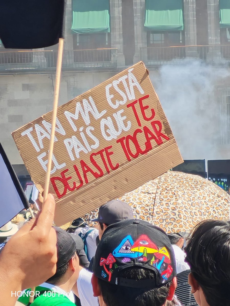 Sra presidenta ⁦<a href="/Claudiashein/">Claudia Sheinbaum Pardo</a>⁩ 
.
¿Qué le va a contestar a las mujeres jóvenes de este país? 
.
Todos la vimos sonreír con su acosador
.