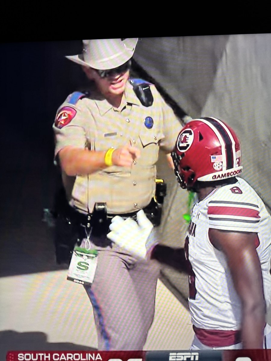 MajorSmith36's tweet photo. @GamecockFB @TAMUPolice @espn @SECNetwork @TAMU 
Officer Goon one day after completing excessive force training 🙄. Absolutely unnecessary &amp; unprofessional behavior. Do better. https://t.co/wLUDiwHaxK