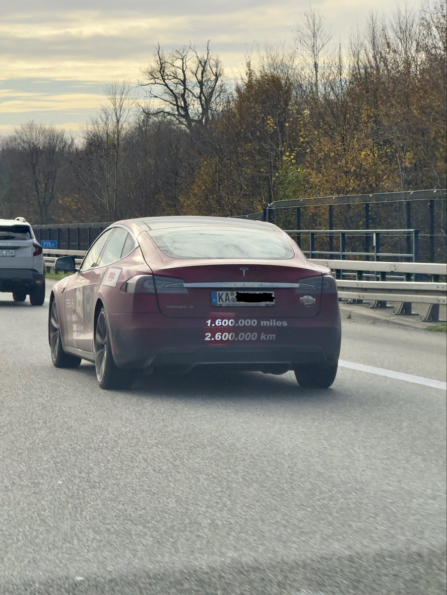 DORNER_chr's tweet photo. @tesla @elonmusk Spotted today on the A5 😍😋 just incredible https://t.co/kHIFn1AcTu